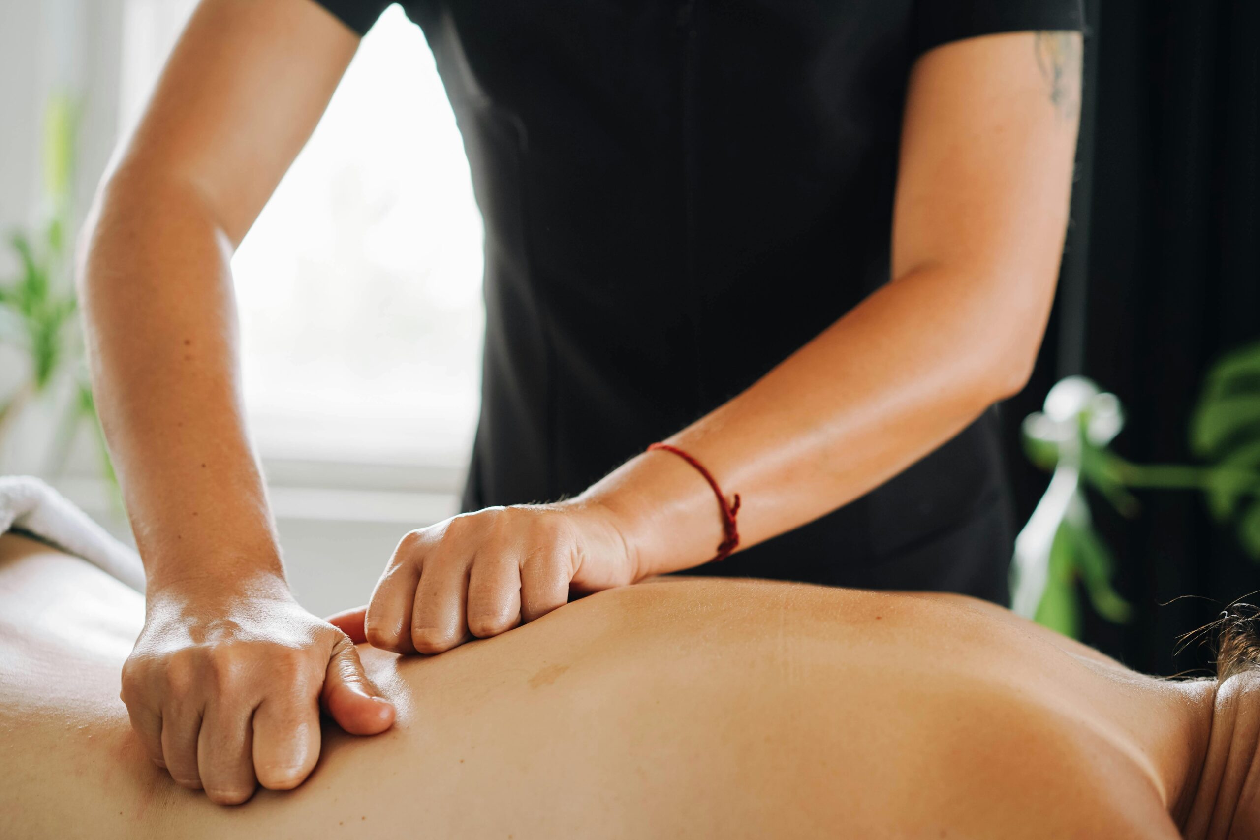 Une masseuse pratiquant un massage bien-être