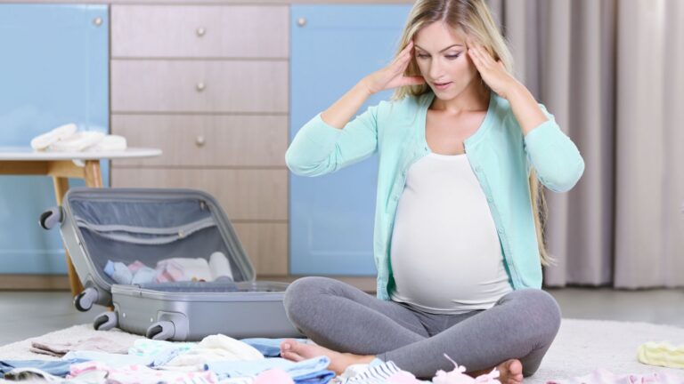 Une femme enceinte avec une valise de grossesse